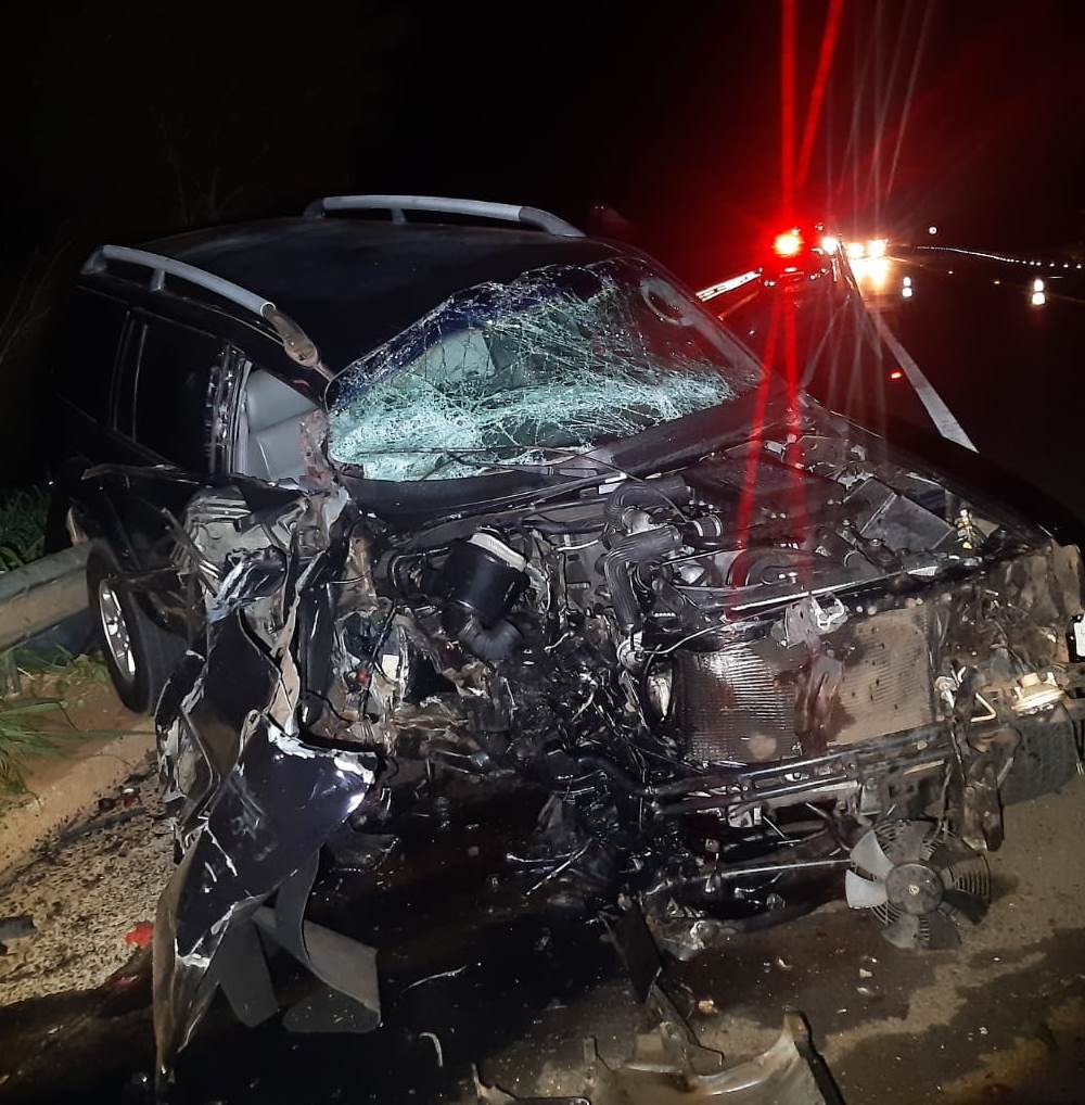 Carro e carreta batem de frente na SP-294, motorista e criança ficaram feridos