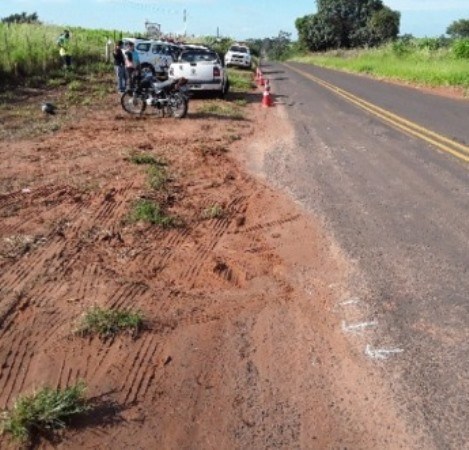 Embriagado, motorista bate em moto e deixa homem ferido