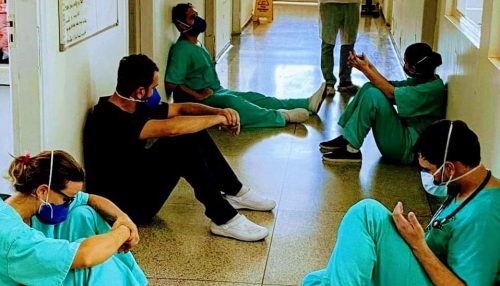 Equipe da Santa Casa de Adamantina, cansados mas não desanimados. A luta está cada vez maior