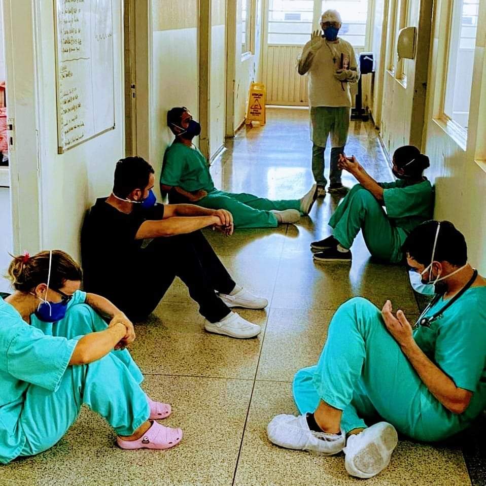 Equipe da Santa Casa de Adamantina, cansados mas não desanimados. A luta está cada vez maior