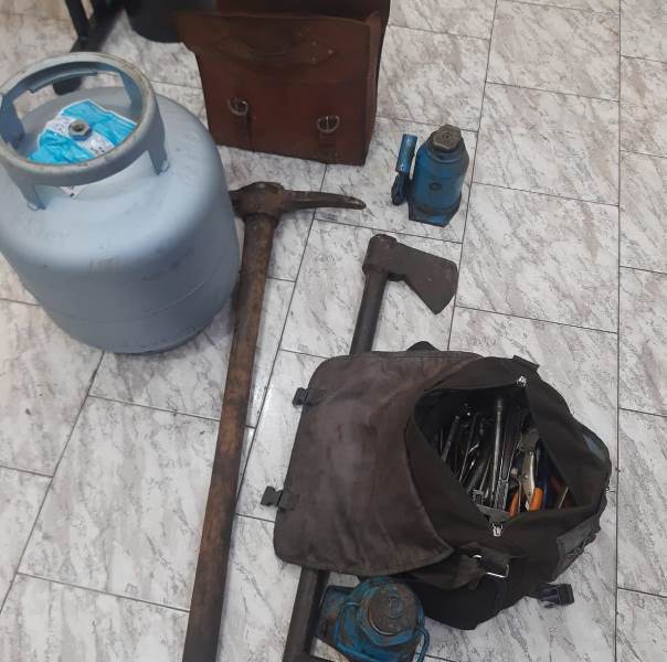 Quatro pessoas são presas acusadas de furto de ferragens de antigo curtume em Adamantina