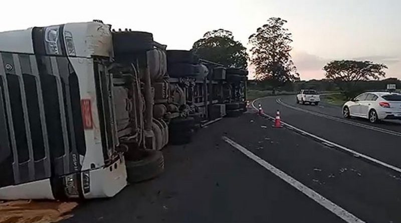 Caminhão de Adamantina carregado com carcaça de frango tomba em rodovia da região