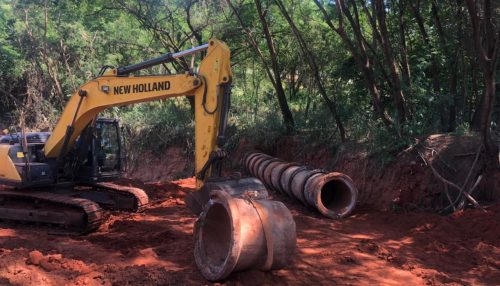 Prefeitura de Adamantina instala tubulação próximo ao Córrego Caldeiras