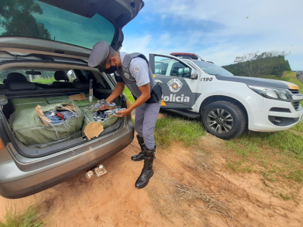 Motorista foge após se envolver em acidente de trânsito, mas acaba interceptado com 6 mil relógios sem notas fiscais