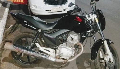 Policiais militares prendem homem e recuperam moto que havia sido furtada
