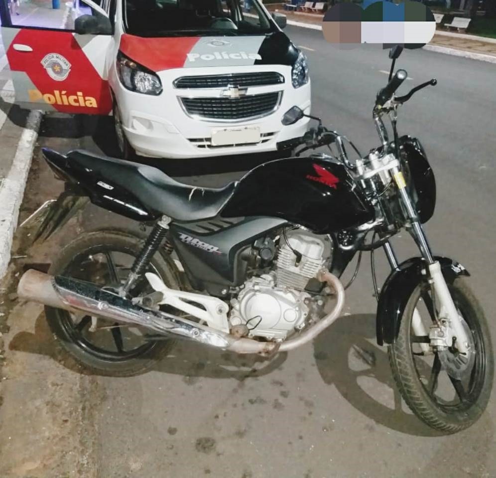 Policiais militares prendem homem e recuperam moto que havia sido furtada