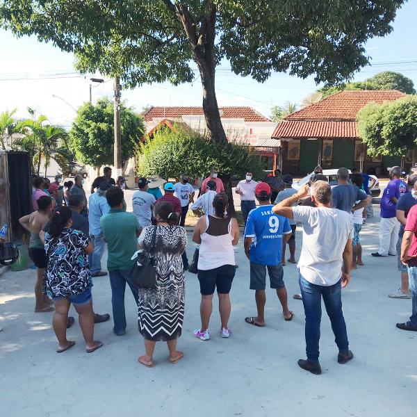 Trabalhadores fazem manifestação em frente ao Fórum e são recebidos pela juíza