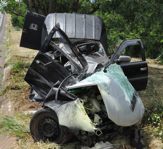 Motorista fica ferido e carro destruído em acidente na SP-294 entre Flórida e Adamantina