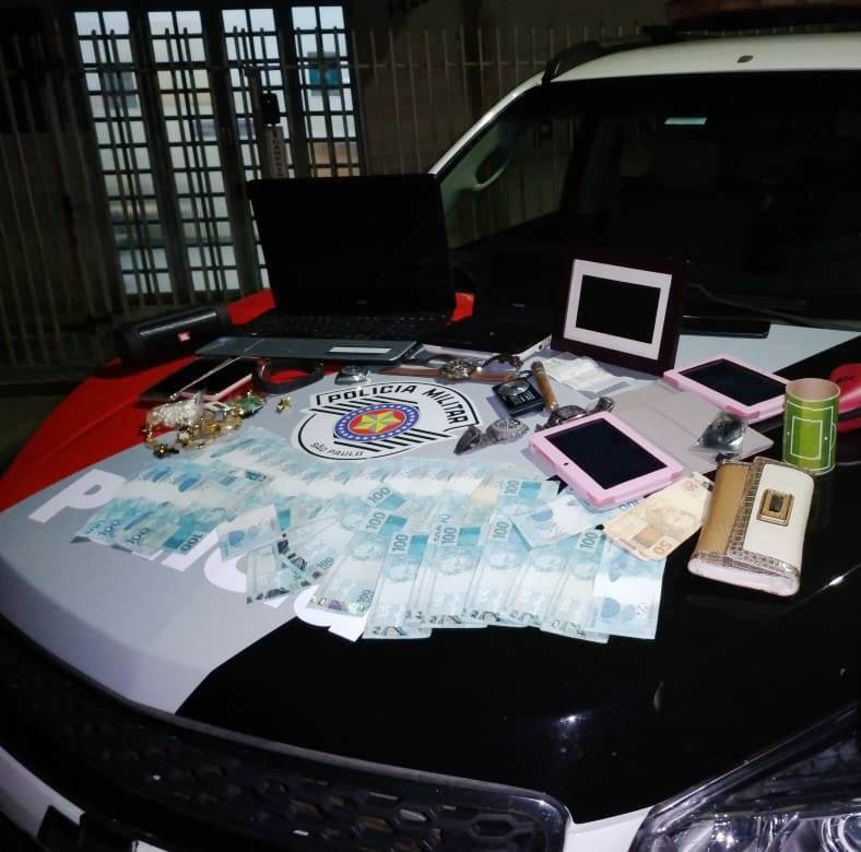 Força Tática da Polícia Militar recupera dinheiro e objetos furtados de residência e apreende menor