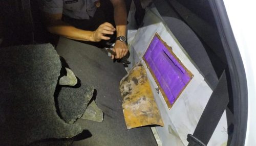 Polícia Militar localiza 50 kg de maconha em fundos falsos de veículo e prende homem em flagrante em Pirapozinho