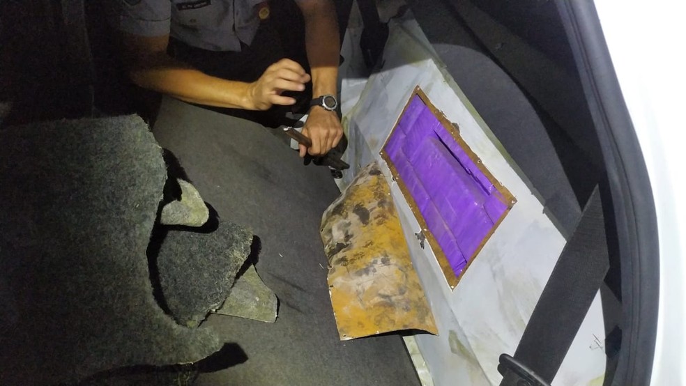 Polícia Militar localiza 50 kg de maconha em fundos falsos de veículo e prende homem em flagrante em Pirapozinho