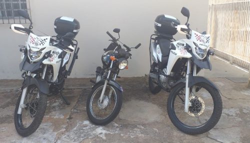Policiais desconfiam de moto sem tampa do filtro de ar e descobrem que placa de veículo era adulterada