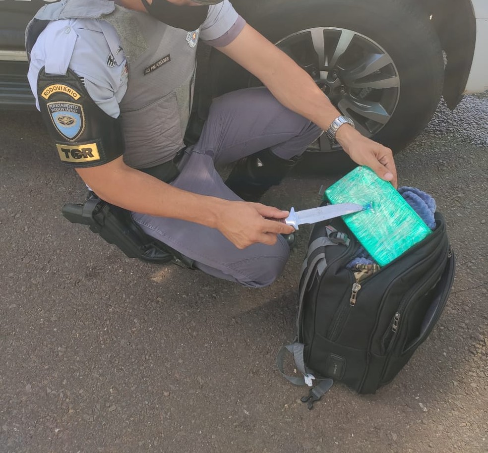 Boliviano é flagrado com tablete de cocaína amarrado na cintura e acaba preso pela Polícia Rodoviária