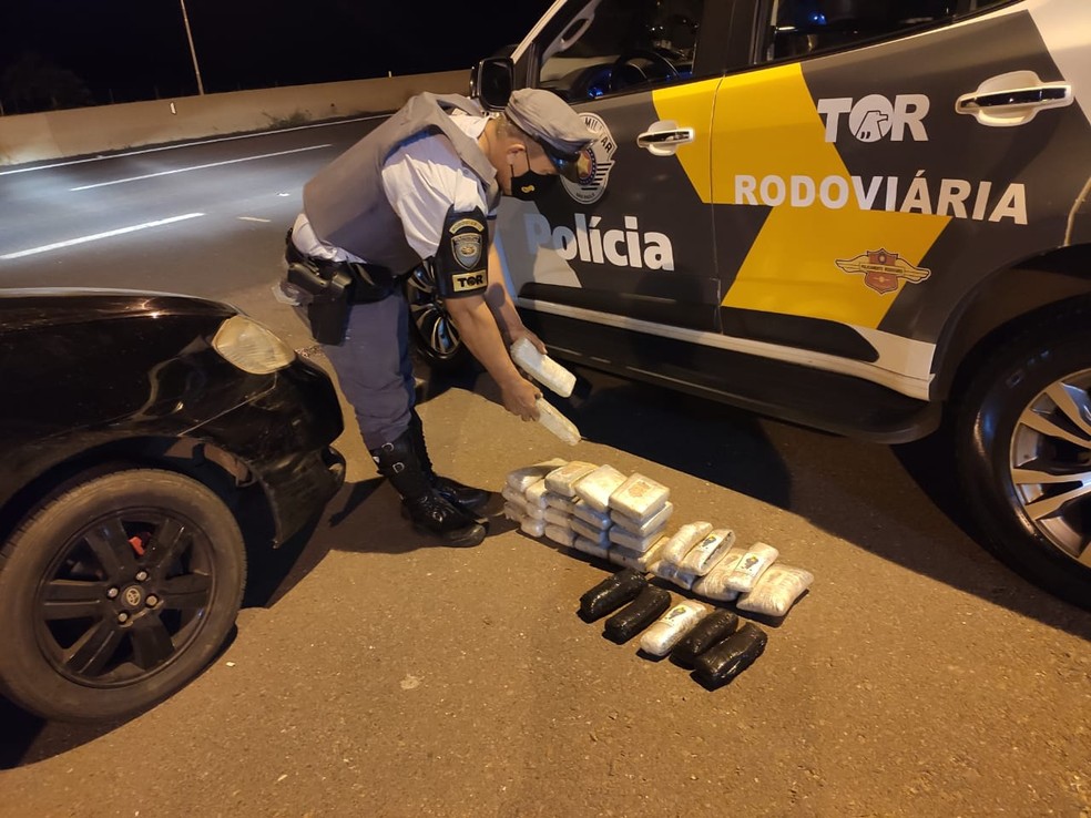 Polícia Rodoviária localiza mais de 18 quilos de drogas em caixa de ar de carro e prende motorista