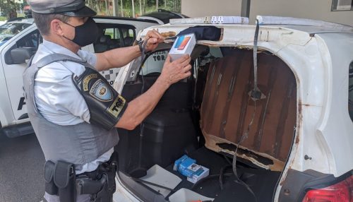 Polícia Rodoviária localiza 118 celulares, 150 adaptadores de tomada e fones sem nota fiscal em fundo falso de carro