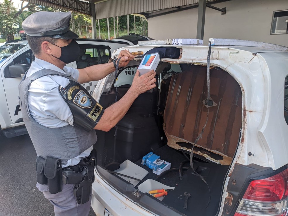 Polícia Rodoviária localiza 118 celulares, 150 adaptadores de tomada e fones sem nota fiscal em fundo falso de carro