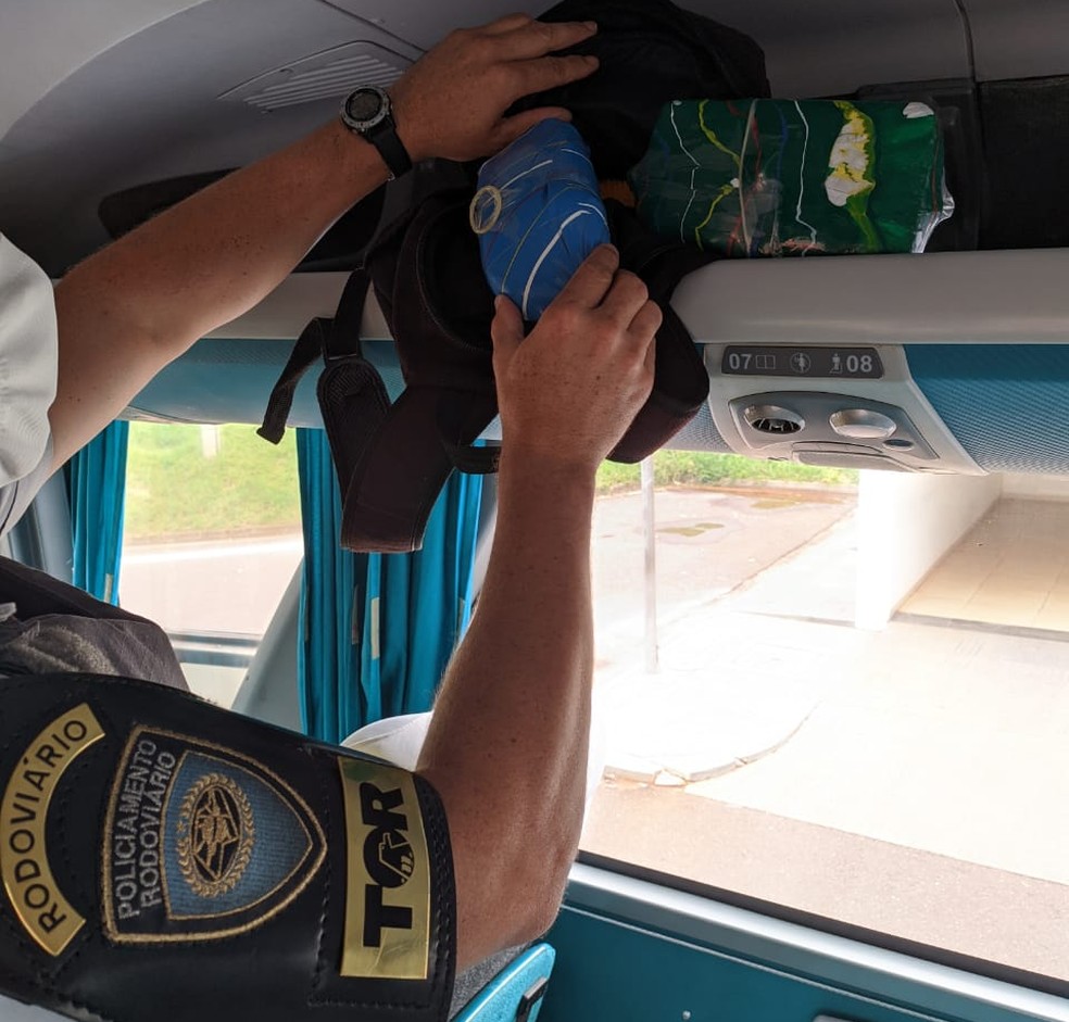 Polícia Rodoviária encontra tabletes de cocaína em mochila durante vistoria em ônibus