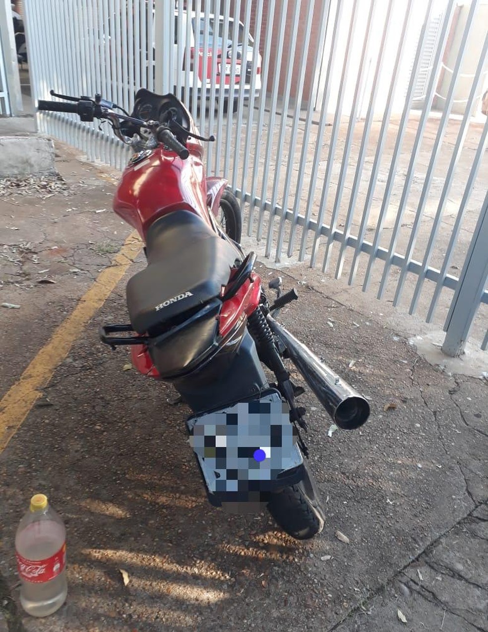 Homem é preso após tentar roubar celulares e, depois, quebrar vidro de veículo para furtar aparelho e a caixa de som