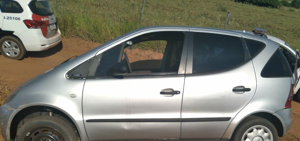 Adolescentes ‘enroscam’ carro em barranco durante fuga, tentam escapar a pé de cerco policial e acabam detidos em Dracena