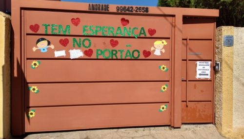 Para receber mensagens na pandemia, Lar Cristão cria painel no portão da instituição