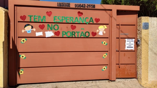 Para receber mensagens na pandemia, Lar Cristão cria painel no portão da instituição