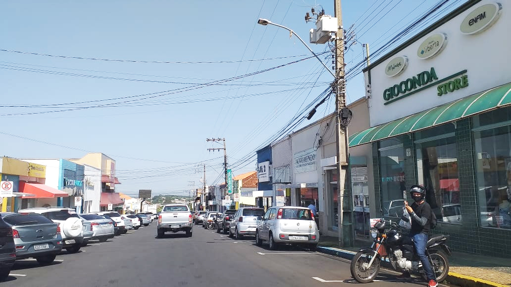 Comerciantes reabrem as portas e são autuados pela Fiscalização da Prefeitura