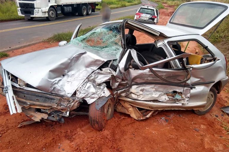 Professor morre em grave acidente entre dois veículos