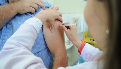 Aplicação da 2ª dose nos profissionais de saúde em Adamantina e idosos acima de 85 anos