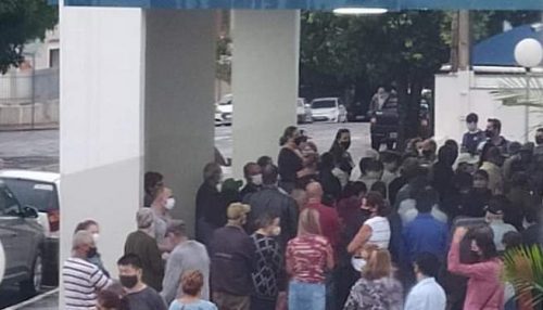 Aglomeração marca distribuição de senhas para vacinar idosos em Adamantina