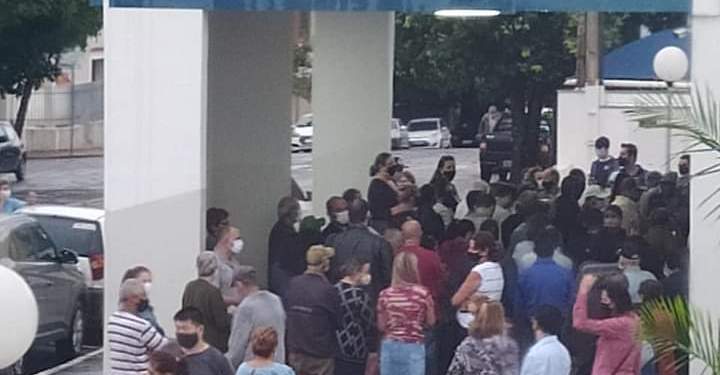 Aglomeração marca distribuição de senhas para vacinar idosos em Adamantina