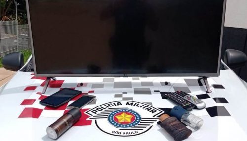 Polícia Militar vê indivíduo andando com TV, o aborda e descobre furto em residência