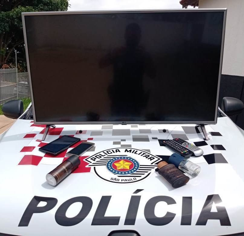 Polícia Militar vê indivíduo andando com TV, o aborda e descobre furto em residência
