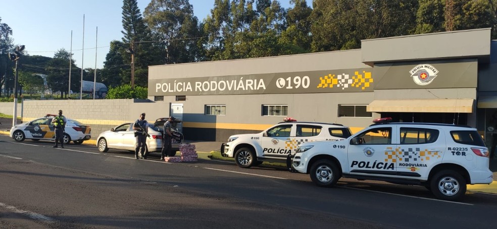 Polícia Rodoviária apreende mais de 340kg de maconha transportados em carro furtado