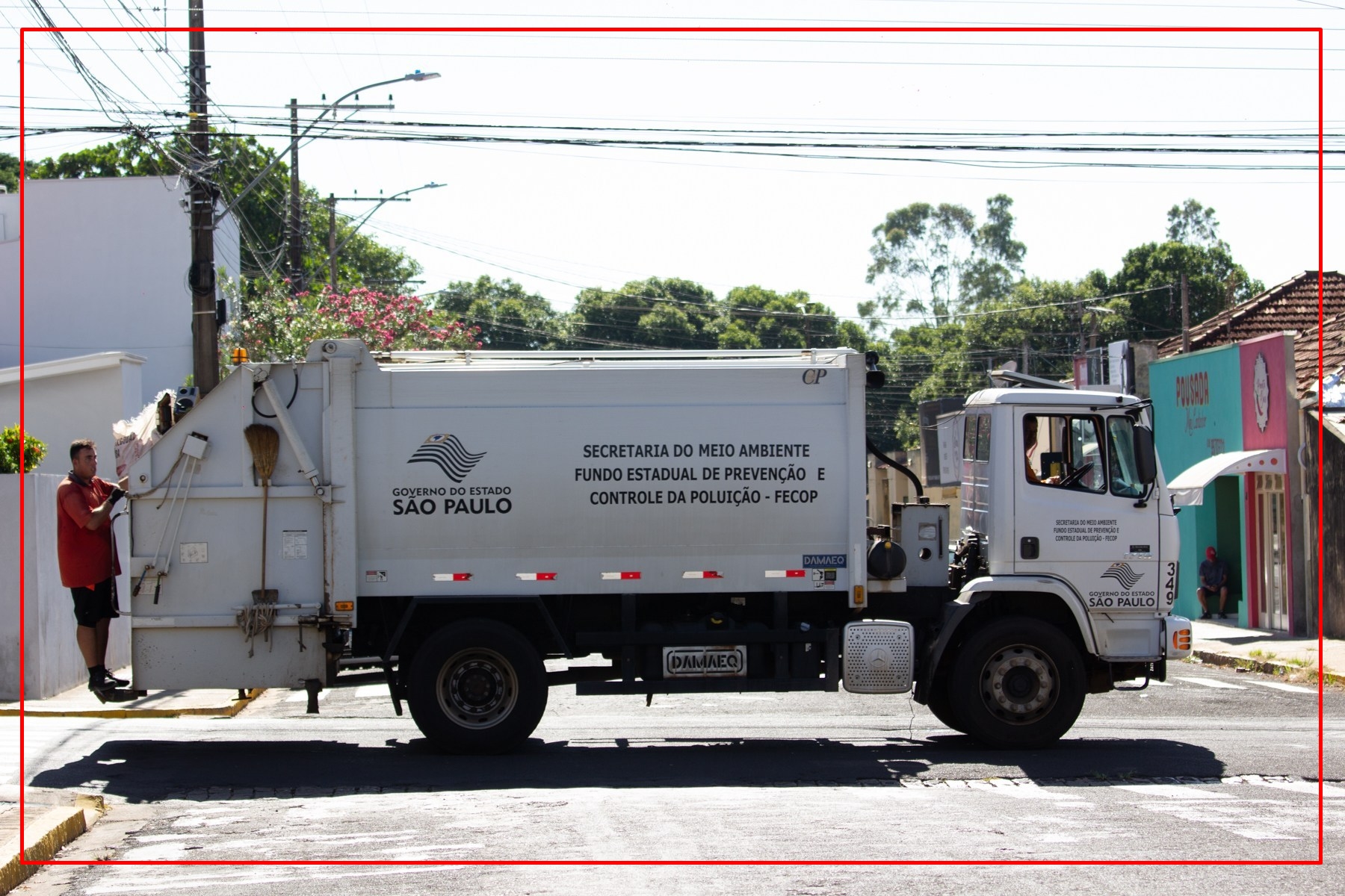Saco de lixo de casas com doentes de Covid deve ser identificado com fita vermelha