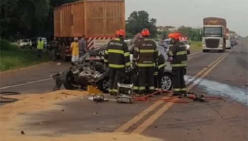 Mulher morre em acidente entre carro e caminhão