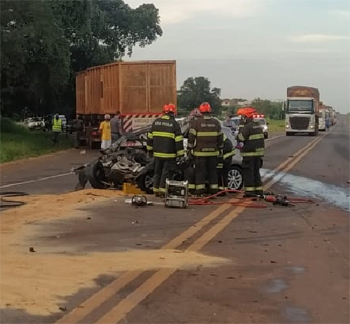 Mulher morre em acidente entre carro e caminhão