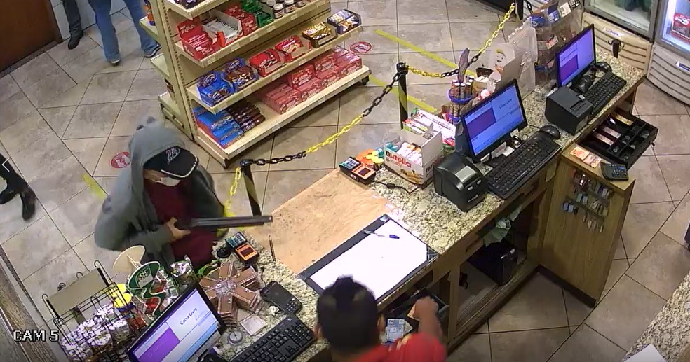 Trio armado rende funcionários e rouba R$ 1 mil de posto de combustíveis em Santo Anastácio