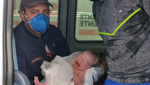 Mulher entra em trabalho de parto a caminho do hospital e bebê nasce dentro de ambulância em Presidente Prudente