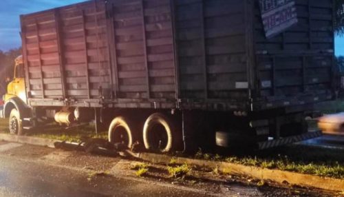 Caminhão invade canteiro central da pista na SP-294