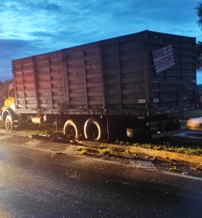 Caminhão invade canteiro central da pista na SP-294