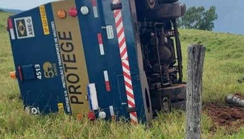 Carro de empresa de transporte de valores tomba na SP-294 em Adamantina