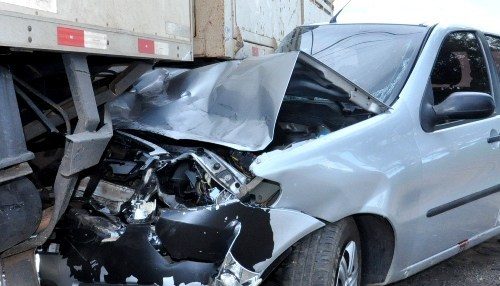 Carro é arrastado após ser atingido por caminhão na SP-294 em Adamantina