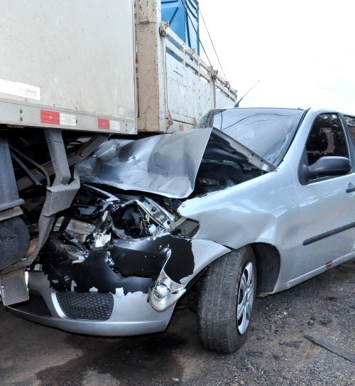 Carro é arrastado após ser atingido por caminhão na SP-294 em Adamantina