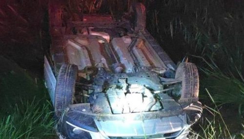 Ex prefeito e uma mulher ficam feridos após capotamento de veículo