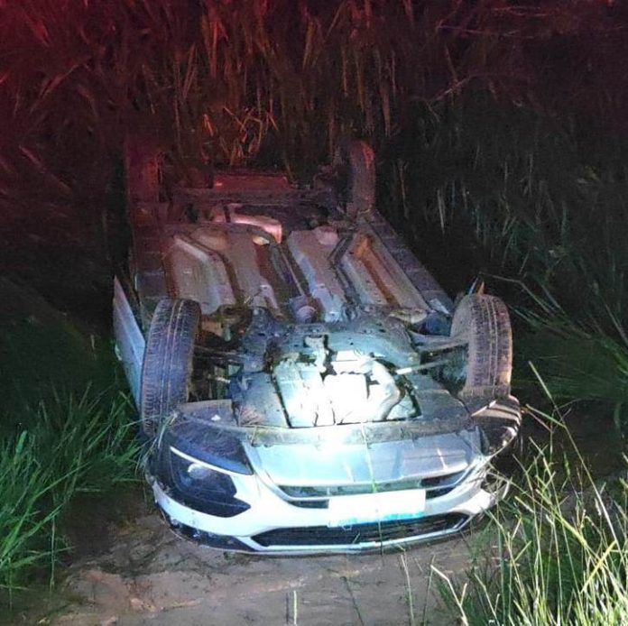 Ex prefeito e uma mulher ficam feridos após capotamento de veículo