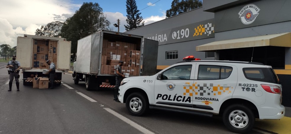 Fiscalização apreende caminhões-baús abarrotados de cigarros do Paraguai em Presidente Prudente