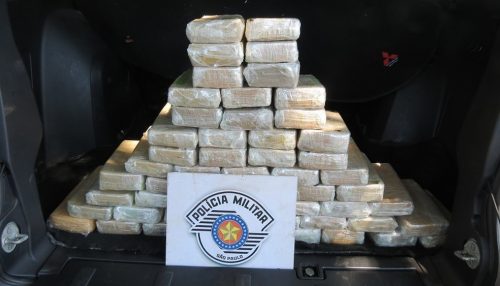 Motorista é preso em flagrante com quase 60kg de pasta base de cocaína escondidos em fundo falso de veículo em Dracena