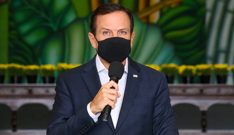 Governo de SP declara toque de recolher, suspende esportes, fecha escolas e veta cultos