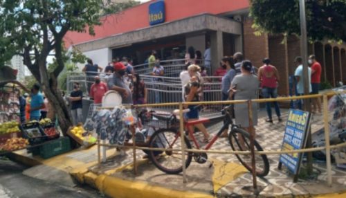 Prefeitura de Dracena multa agência bancária por falta de organização em fila e gerar aglomeração