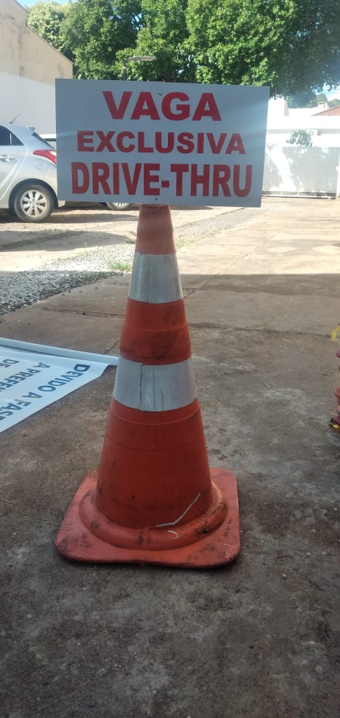 DEMTRAN faz demarcação de vaga para auxiliar comércio durante a Fase Emergencial